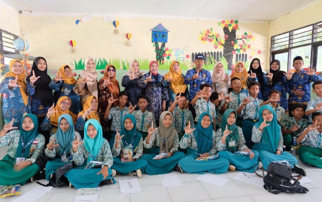 Bunda PAUD Sidoarjo Hj. Sriatun Subandi Melakukan Kunjungan Kerja Ke SDN Sawohan 2 Dan SMPN Satu Atap Buduran