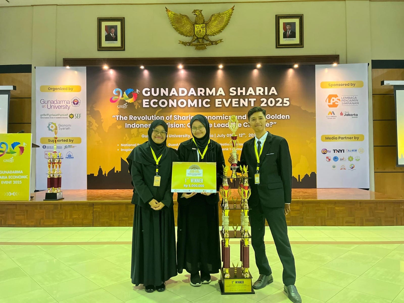 Tim ADA Mahasiswa FEB UNAIR Sabet Juara Olimpiade Ekonomi Islam Nasional GSENT