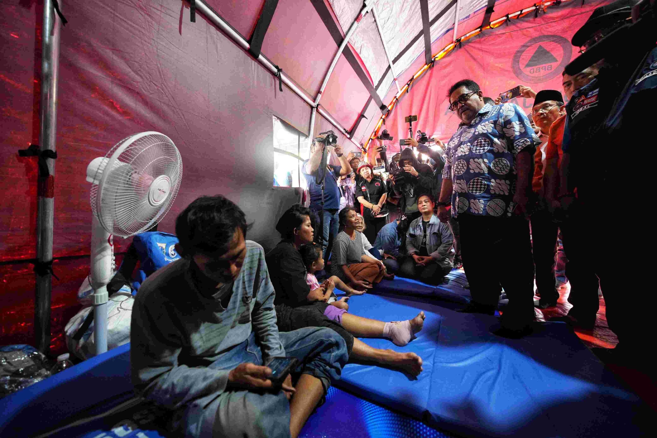 Wagub DKI Jakarta Rano Karno Meninjau Langsung Lokasi Kebakaran Di Kelurahan Bukit Duri Jakarta Selatan