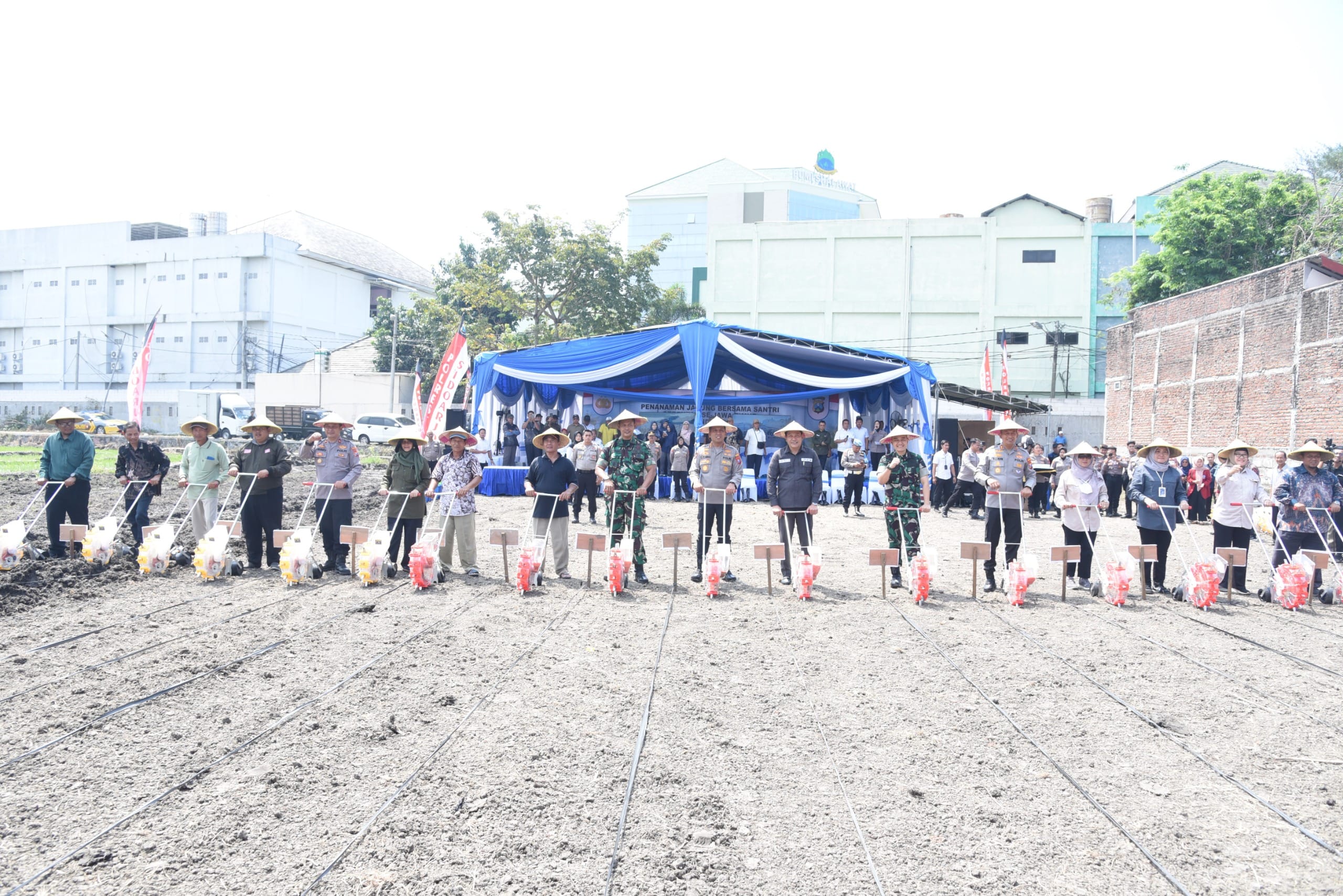 Bupati Dan Kapolresta Sidoarjo Tanam Jagung Bersama Santri Untuk Dorong Swasembada Pangan Nasional 2025