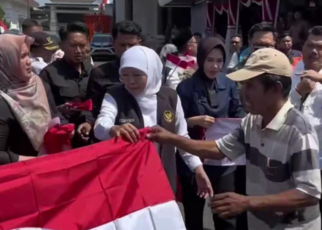 Jaga Kesakralan Bulan Kemerdekaan RI Gubernur Khofifah Serukan Masyarakat Jatim Kibarkan Bendera Merah Putih Sebulan Penuh