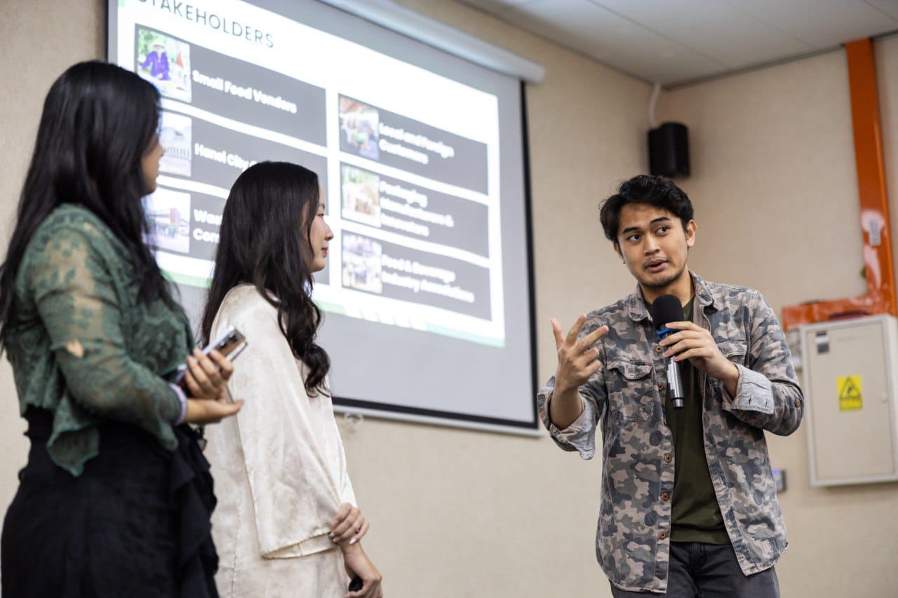 Bersama Tim Lintas Negara Mahasiswa FEB UNAIR Raih Juara Pertama Policy Pitching Competition 2025 Di Singapura