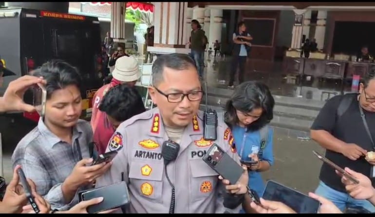 Pengamanan Aksi Unjuk Rasa Di Pati Melibatkan 2.703 Personil Kepolisian Dan Secara Umum Situasi Di Pati Saat Ini Dalam Keadaan Kondusif