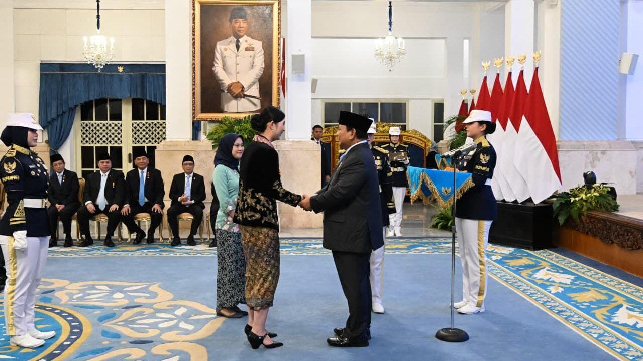 Presiden Menganugerahkan Tanda Kehormatan Republik Indonesia Kepada Para Tokoh Di Istana Negara