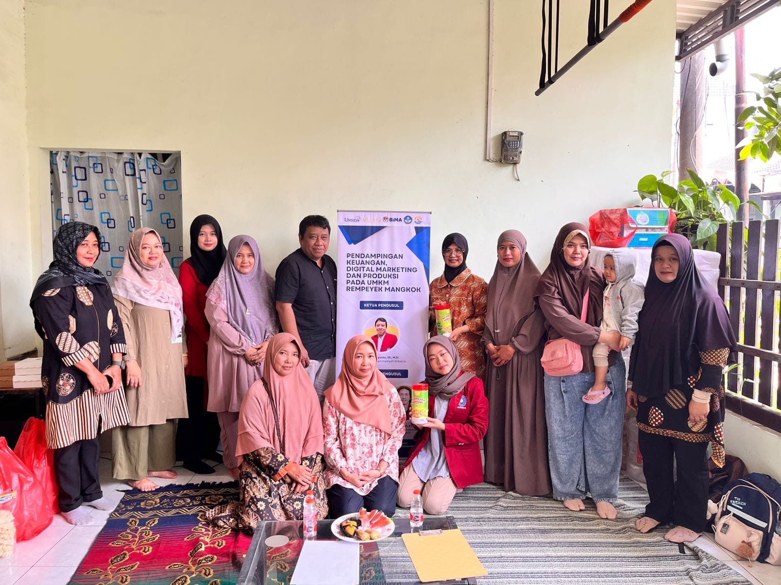 Tim Abdimas UMSIDA Beri Bantuan Alat Produksi Dan Pelatihan Keuangan UMKM Rempeyek Mangkok