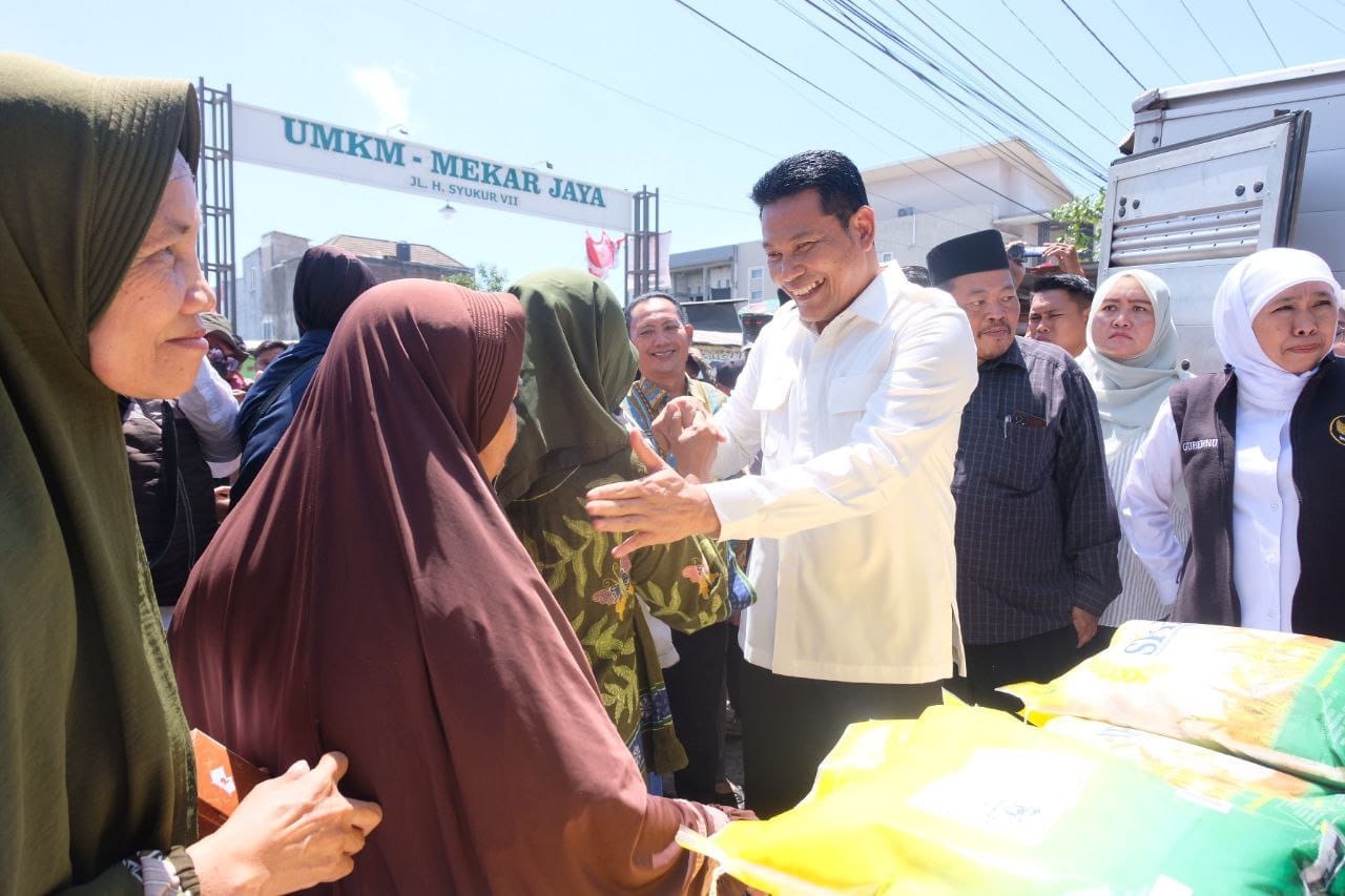 Gubernur Khofifah Bersama Bupati Sidoarjo Tinjau Langsung Kegiatan Pasar Murah Di Sidoarjo