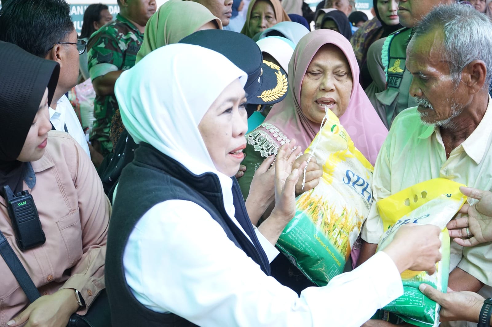 Gubernur Khofifah Didampingi Wakil Bupati Sidoarjo Gelar Pasar Murah Di Kec. Taman
