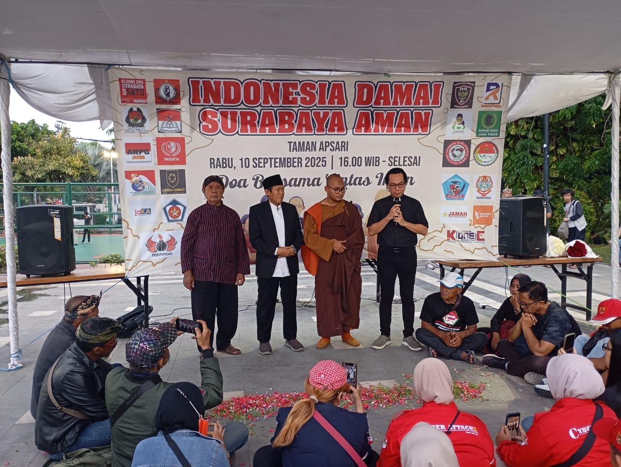 Aksi Damai Doa Bersama Lintas Iman Di Monumen Gubernur Suryo Surabaya