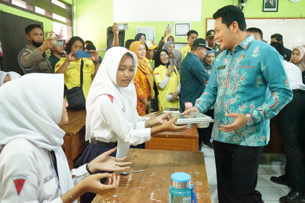 Bupati Sidoarjo Tekankan Standar Gizi Dan Pemberdayaan Ekonomi Lokal Saat Sidak Makan Bergizi Gratis Di Tarik