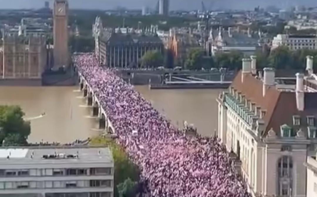 Demonstrasi Anti-Imigrasi Yang Dimotori Aktivis Sayap Kanan Menarik Lebih Dari Seratus Ribu Orang Dan Berujung Bentrokan Dengan Aparat Kepolisian