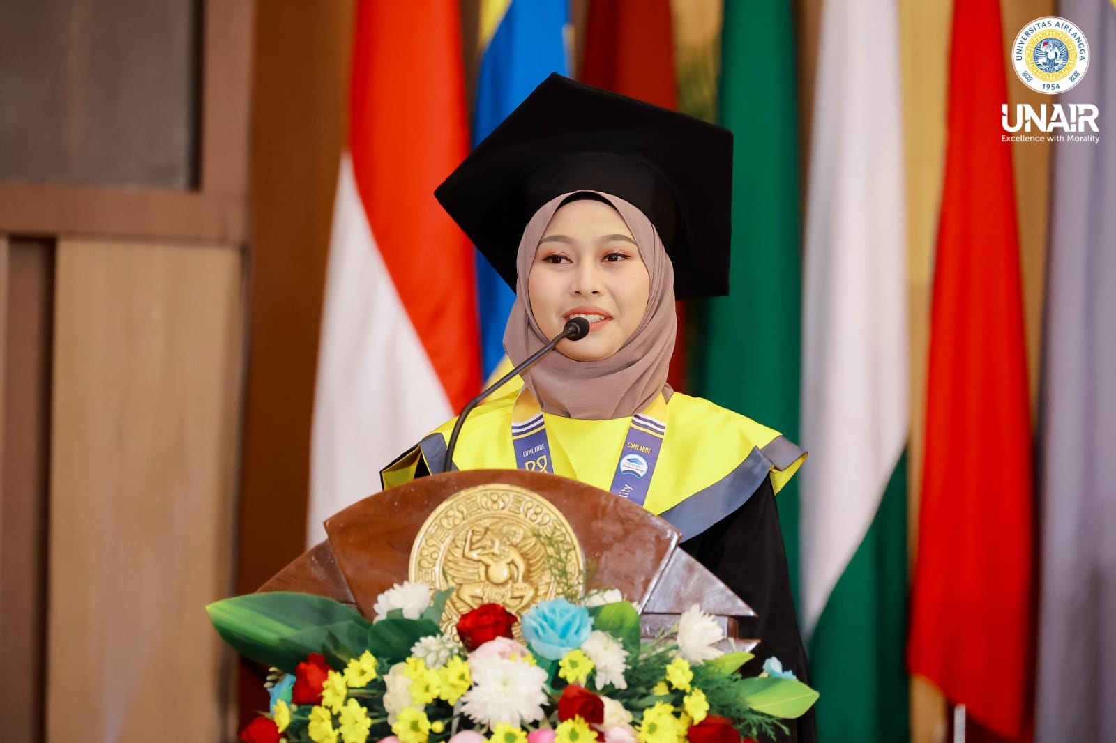 Kisah Inspiratif Mahasiswi FEB UNAIR Anak Penjual Rujak Buah Yang Raih Lulusan Cumlaude Dan Beasiswa S2