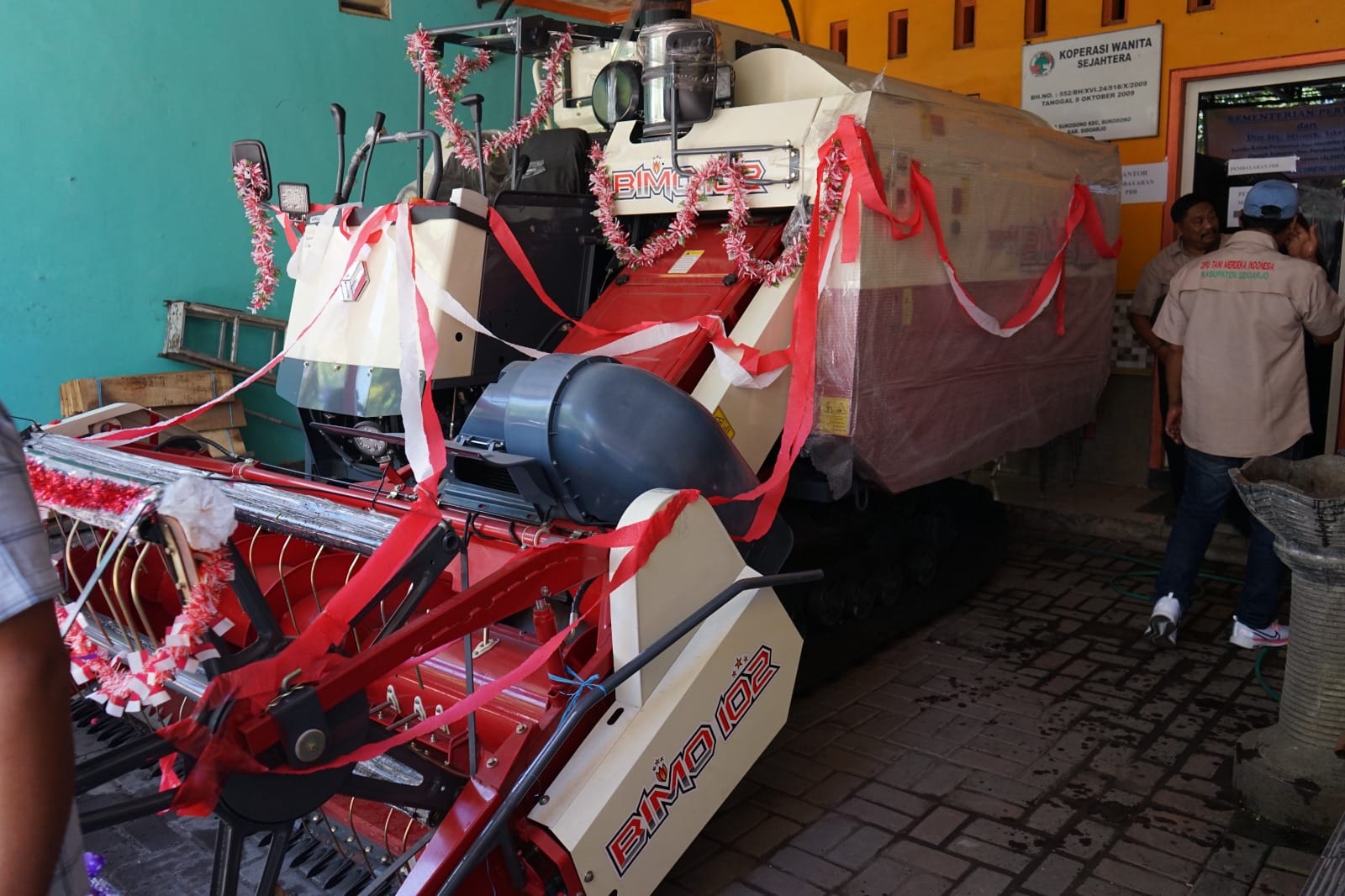 Wabup Mimik Idayana Serahkan Bantuan Combine Harvester Di Sukodono Untuk Tingkatkan Efisiensi Pertanian