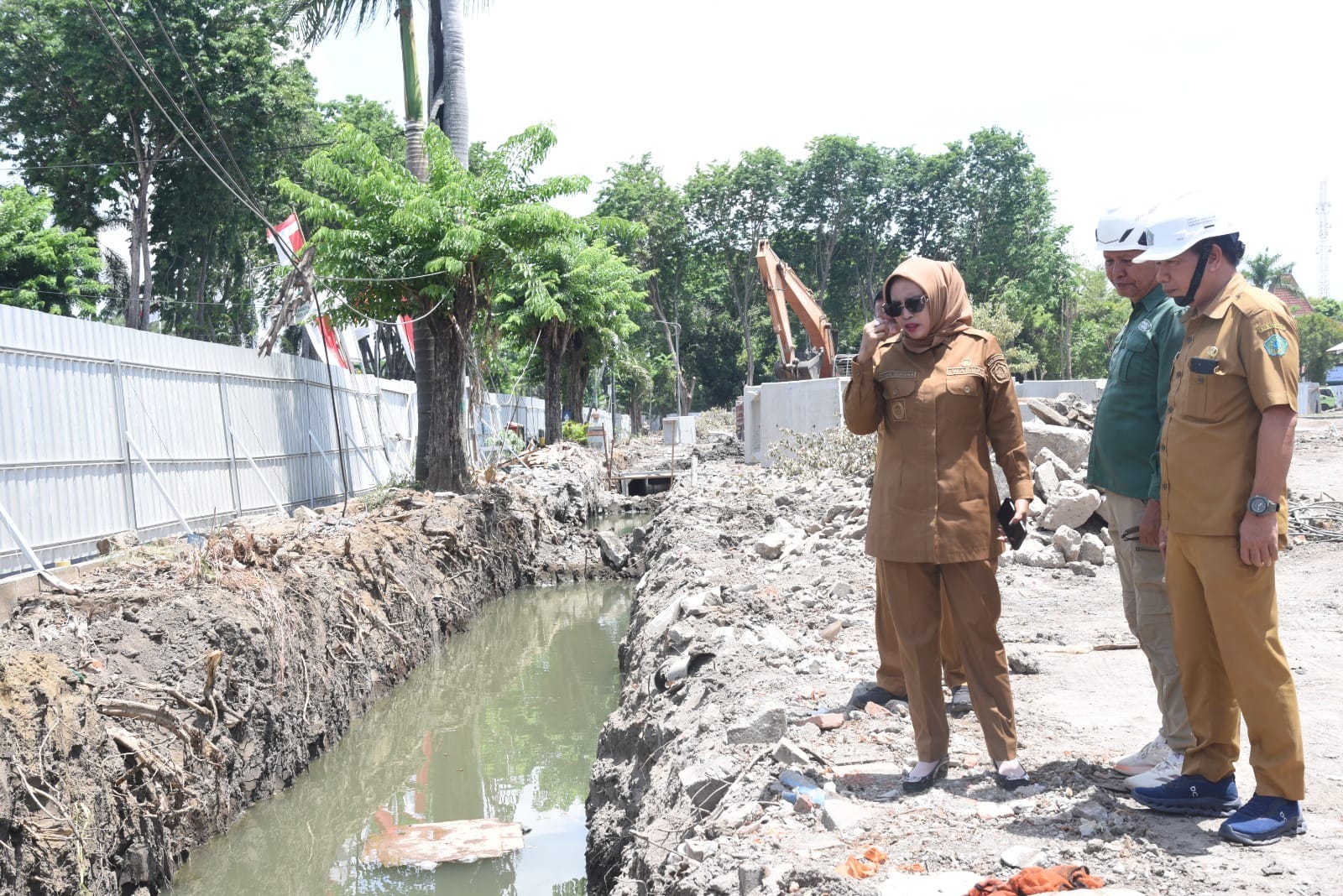 Wabup Minta Pelaksana Proyek Selesaikan Sesuai Kontrak Pengerjaan Saat Sidak Progres Revitalisasi Alun-Alun Sidoarjo