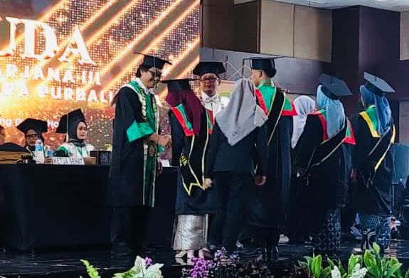 Pendiri/Ketua Pembina Yayasan Dorong Kampus Jadi Kawah Candradimuka Generasi Tangguh Indonesia Saat Wisuda Sarjana UNPERBA
