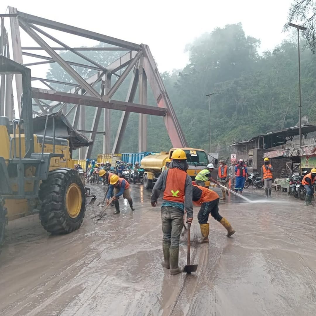 Kementerian PU Siagakan 10 Alat Berat Dan Pulihkan Akses Jalan Nasional Lumajang-Malang