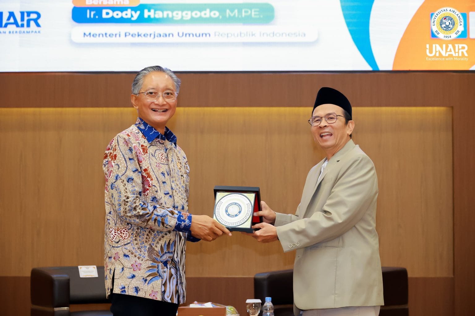 Menteri PU Paparkan Arah Baru Infrastruktur Berorientasi Pemerataan Hingga Ke Daerah Pada Studium Generale Di UNAIR