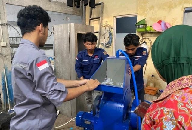 Inovasi Hijau Di Pesantren Dengan Mesin Canggih UNESA Ubah Plastik Jadi Sumber Ekonomi Baru
