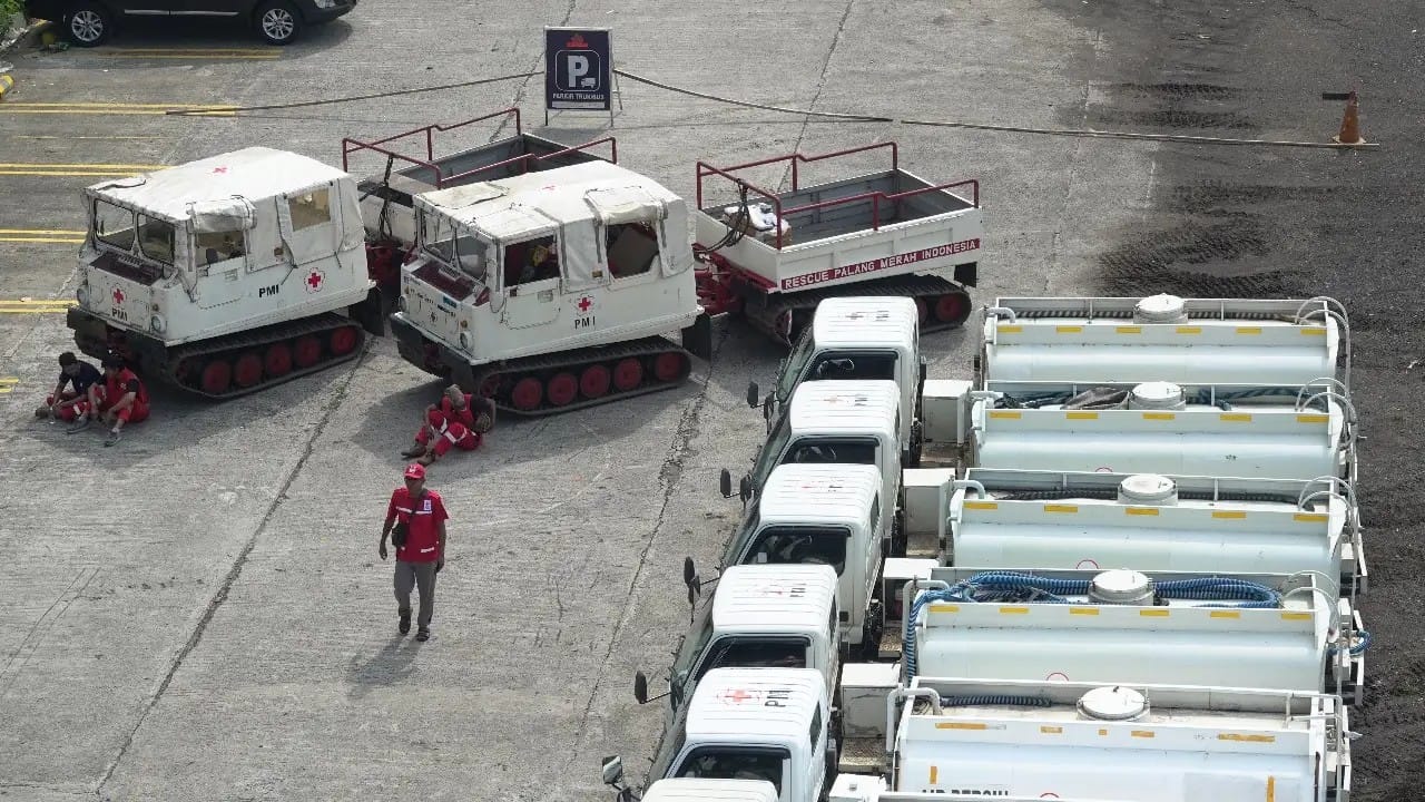 PMI Kirim 60 Truk Tangki Air Serta 3 Kendaraan Taktis Hagglund Ke Sumatera Dan Aceh