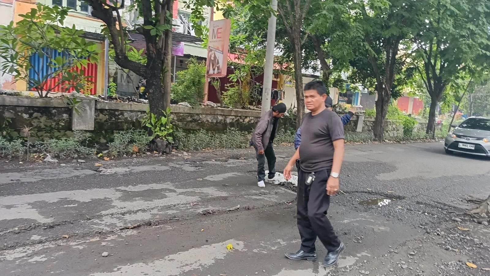 AJS Lakukan Aksi Peduli Penutupan Lubang Pada Jalan Yang Sebabkan Pengendara Motor Terjatuh