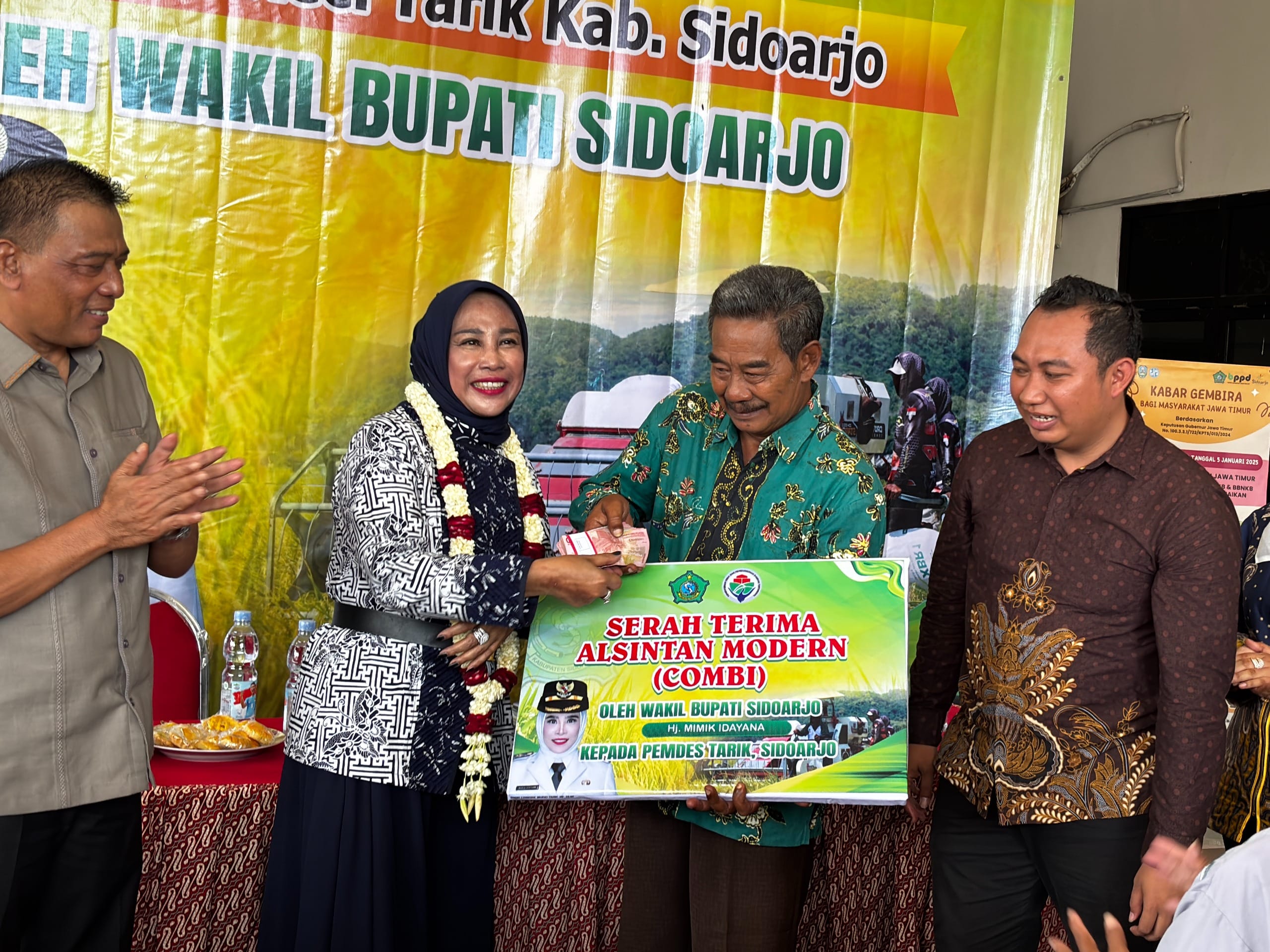 Wabup Hj. Mimik Idayana Serahkan Bantuan Alsintan Kepada Petani Desa Tarik