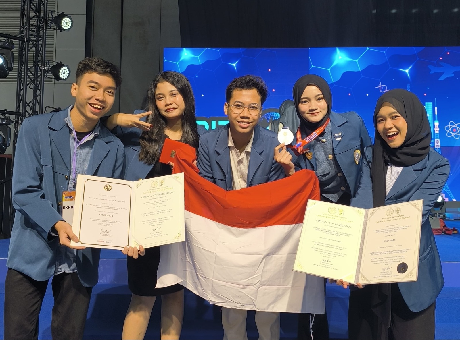 Mahasiswa UNAIR Lintas Fakultas Raih Silver Medal Di Thailand Inventors’ Day Dengan Inovasi ETLIORÉ Tawarkan Solusi Iklim Tropis