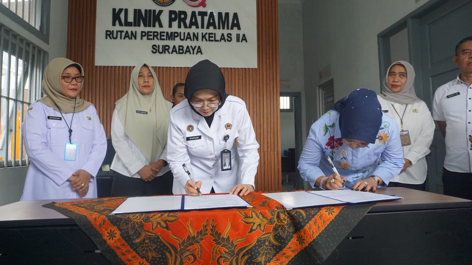 Penyerahan Bayi Kepada Wabup Sidoarjo Yang Ditinggal Ibunya Wafat Di Rutan Porong