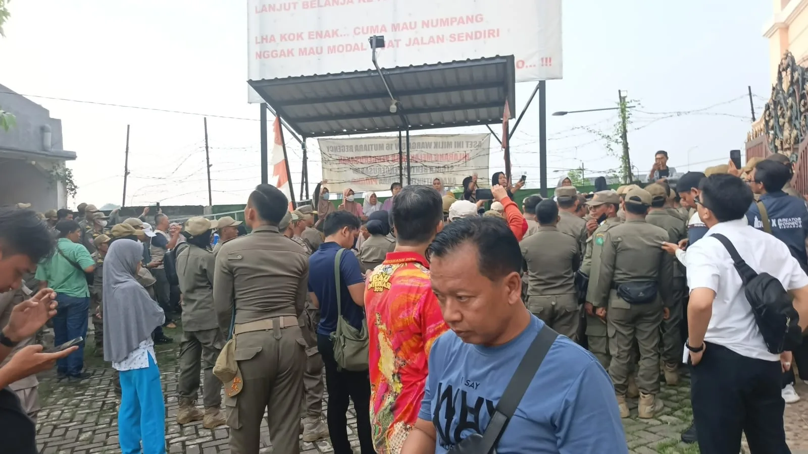 Warga Mutiara Regency Bereaksi Tolak Pembongkaran Tembok Antara Perumahan Mutiara Regency Dan Mutiara City