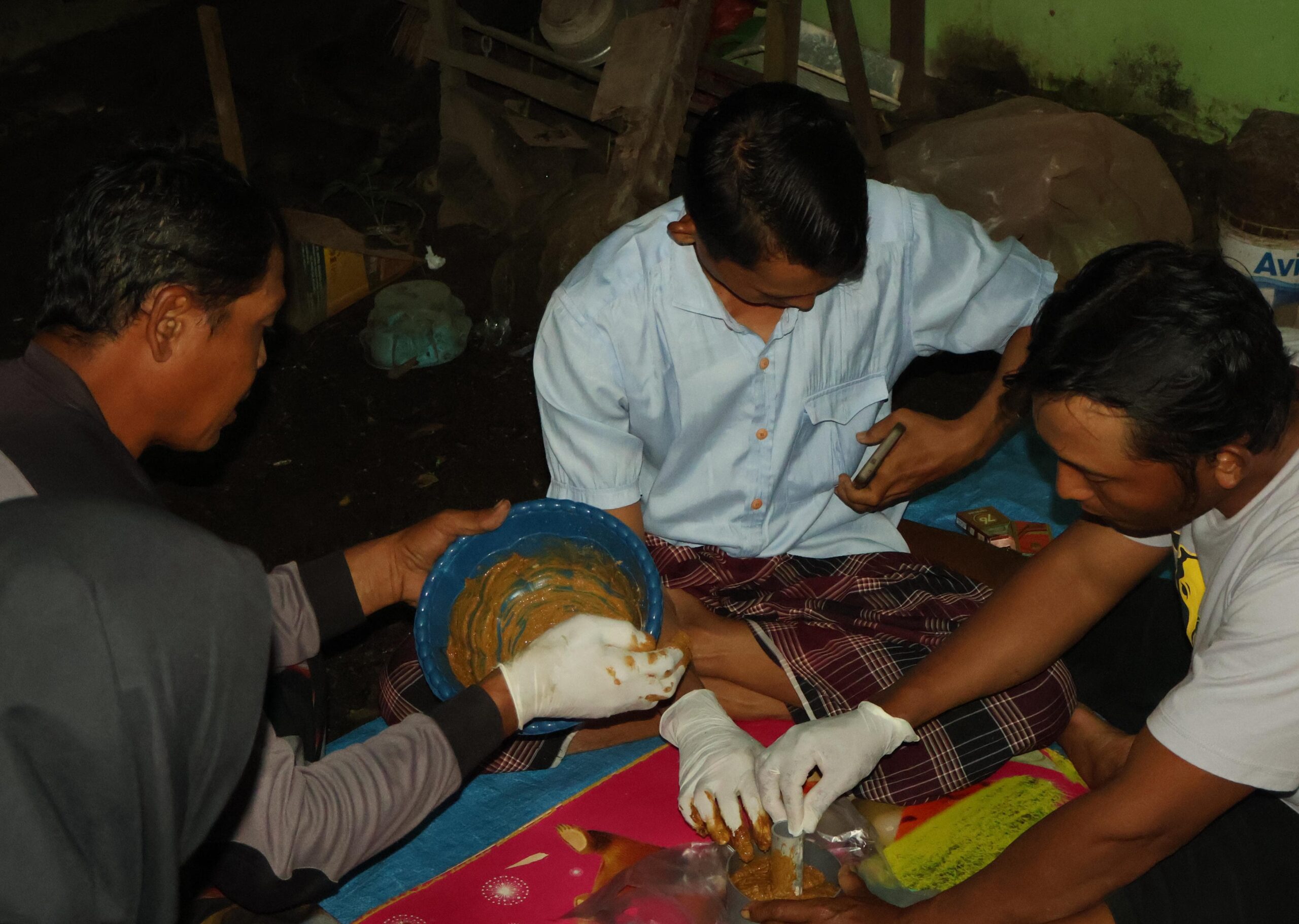 Tingkatkan Kesehatan Ternak, Mahasiswa KKN BBK 7 UNAIR Dorong Produktivitas Ternak Desa Tegalrejo Melalui Inovasi Mineral Block