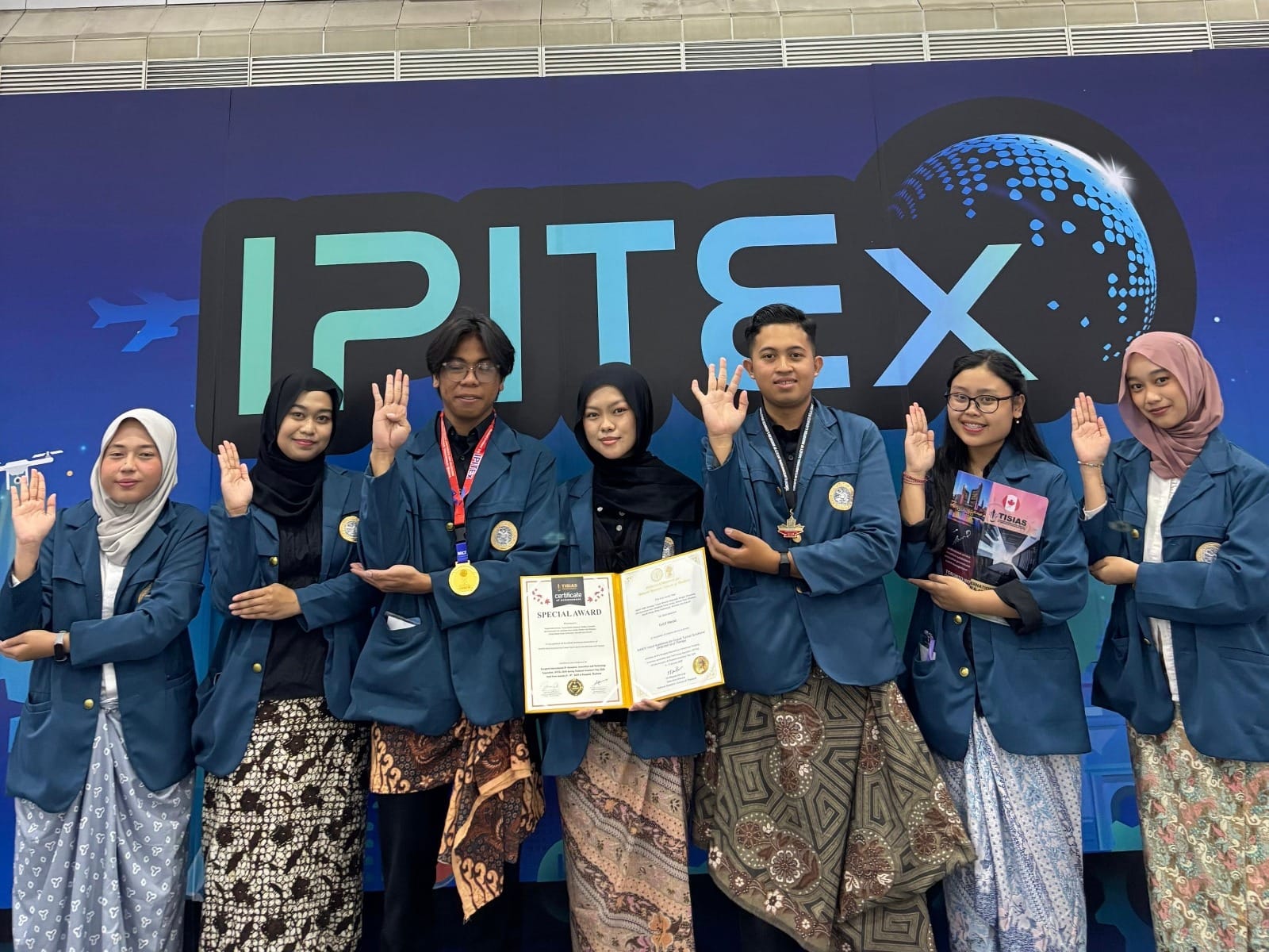 Inovasikan Alat Deteksi Carpal Tunnel Syndrome Di IPITEx Thailand 2026 Tim FST UNAIR Raih Gold Medal