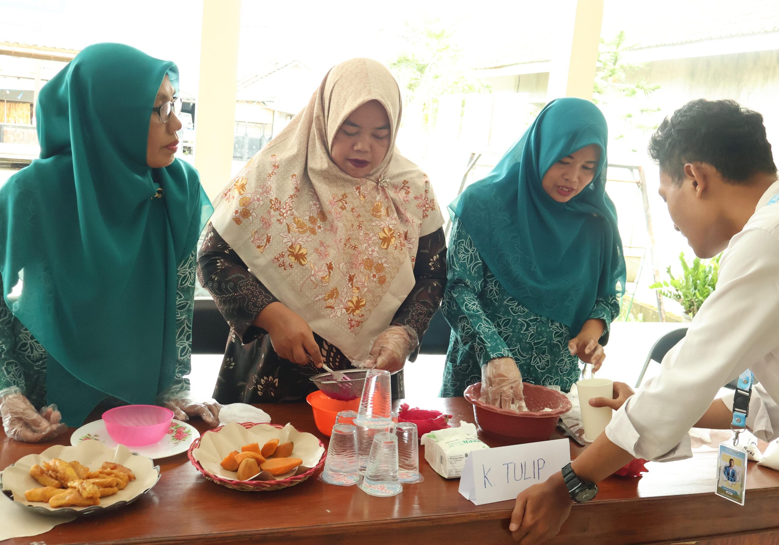 KKN BBK 7 UNAIR Dorong Inovasi Pangan Lokal Melalui Kreasi Klepon Buah Naga Di Desa Tegalrejo