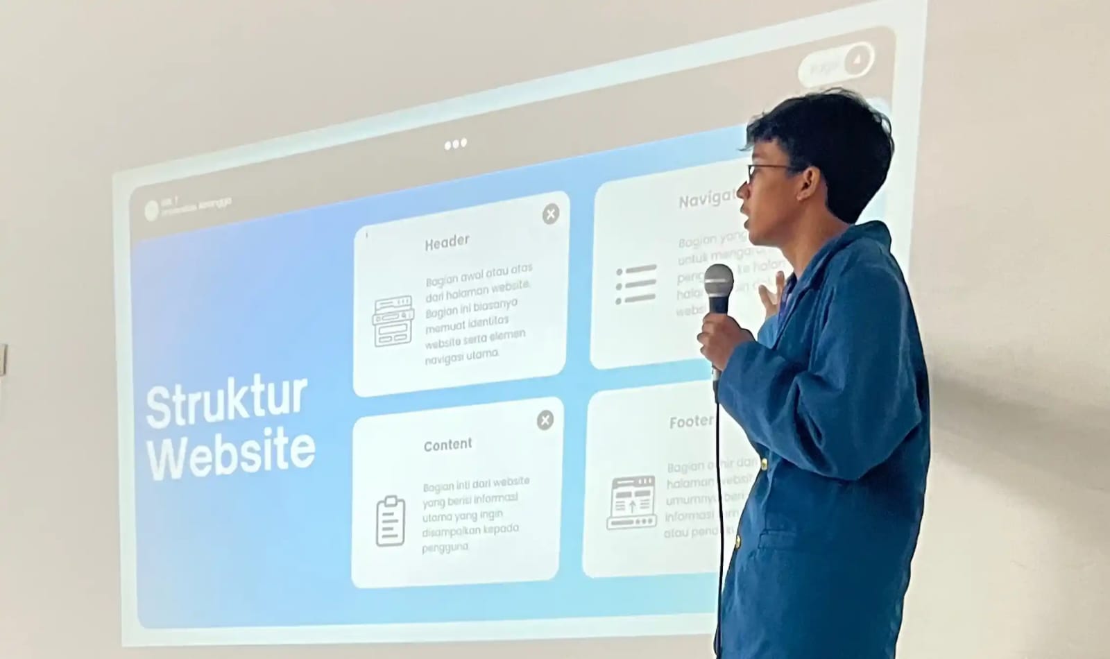 BBK 7 UNAIR Dampingi UMKM Belajar Pembuatan Website Sederhana Di Desa Banjarrejo, Lamongan