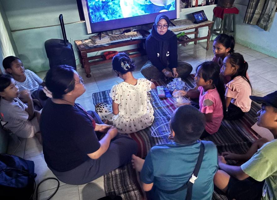 Tanamkan Karakter Lewat Layar Kaca, Mahasiswa BBK 7 UNAIR Gelar ‘BIO-SKOP DESA’ Di Barurejo