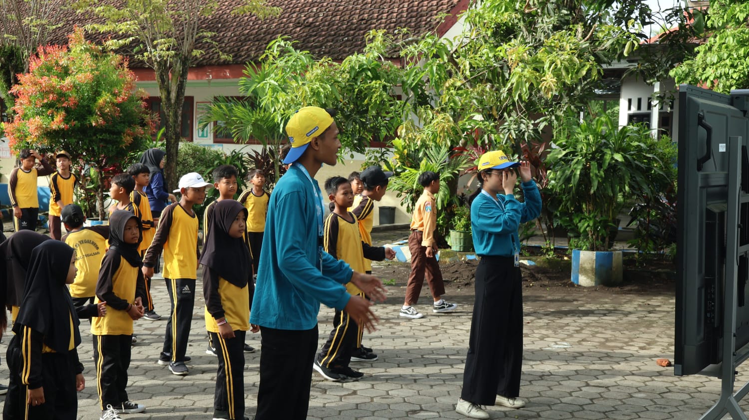 Bangun Budaya Hidup Sehat, KKN BBK 7 UNAIR Ajak Siswa SDN 3 Tegalrejo Senam Bersama