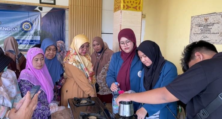 Dukung SDGs 1 Dan 8 Mahasiswa KKN UNAIR Buat Inovasi Bonggolan Nasi Dan Bandeng Di Desa Sidomulyo, Gresik