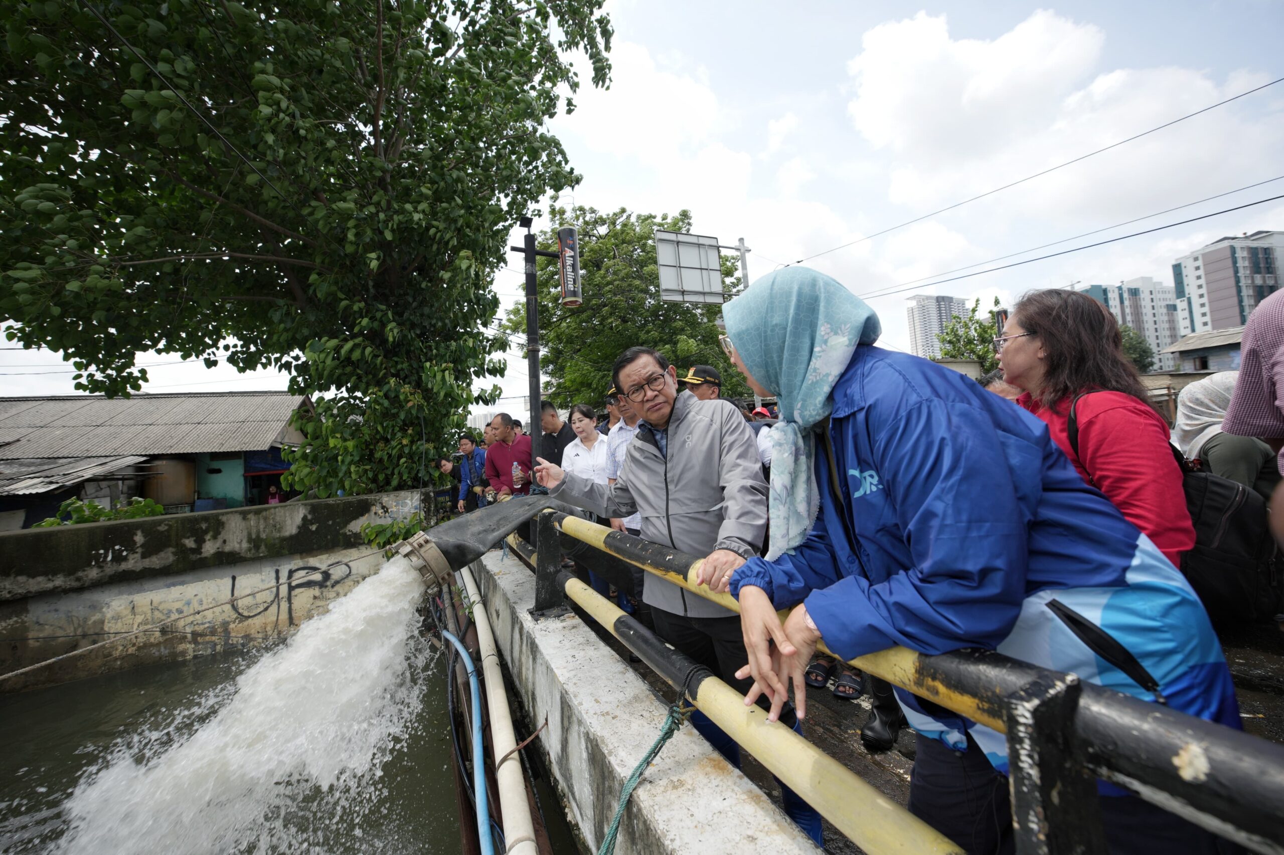 Gubernur Pramono Serahkan Bantuan Dan Tambah Pompa Air Saat Tinjau Pengungsian Banjir Di Rawa Buaya