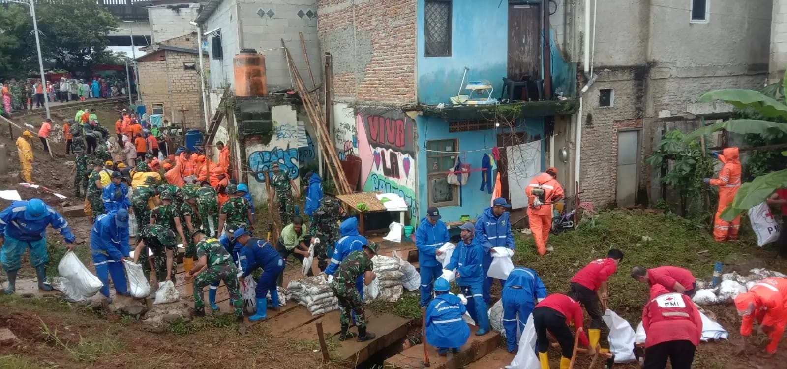 Relawan Palang Merah Indonesia (PMI) Se-DKI Jakarta Lakukan Aksi Jaga Jakarta Bersih