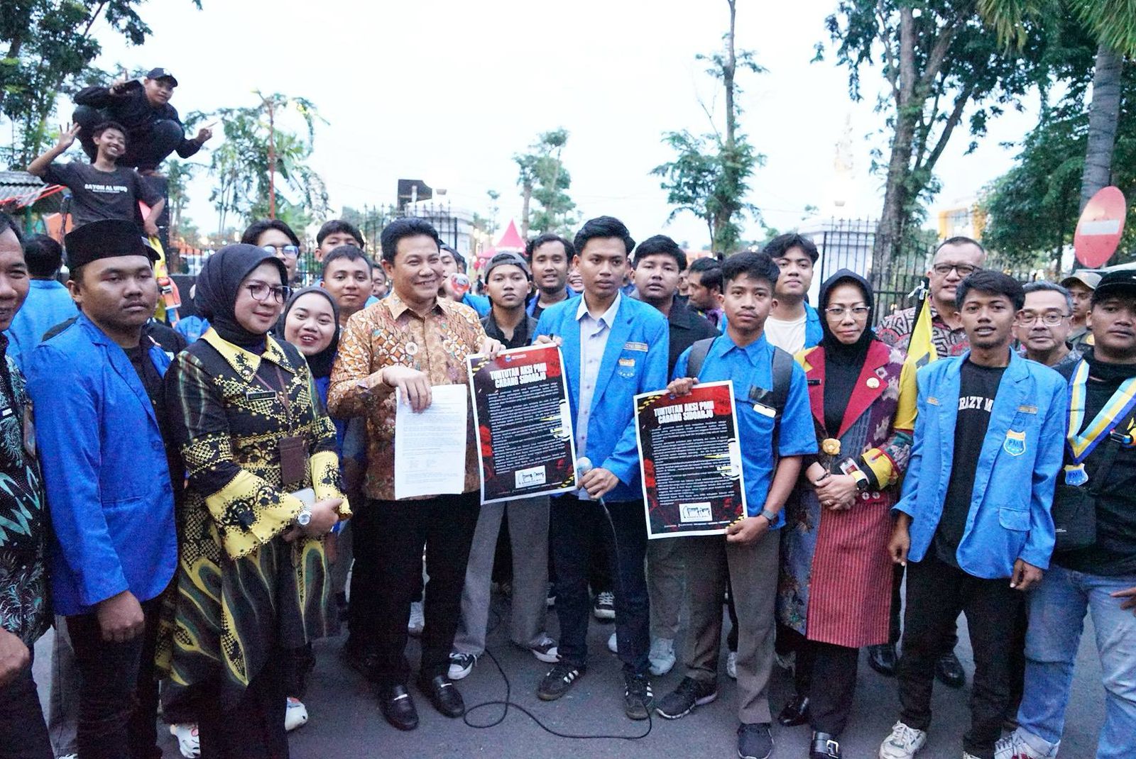 Bupati Sidoarjo Sampaikan Sejumlah Program Strategis Saat Temui Aksi Mahasiswa