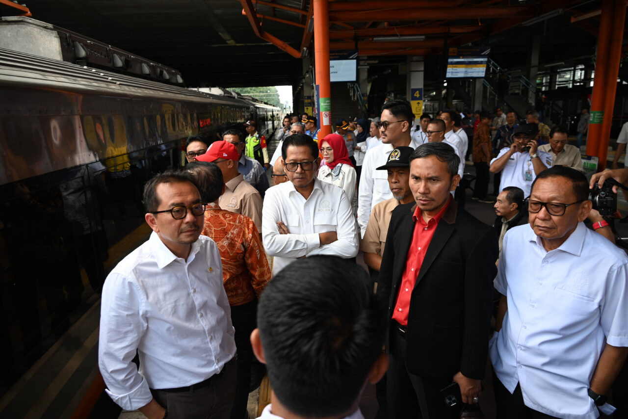 Komisi V DPR RI Lakukan Peninjauan Langsung Terkait Kesiapan Layanan Arus Mudik Di Stasiun Kota Bekasi
