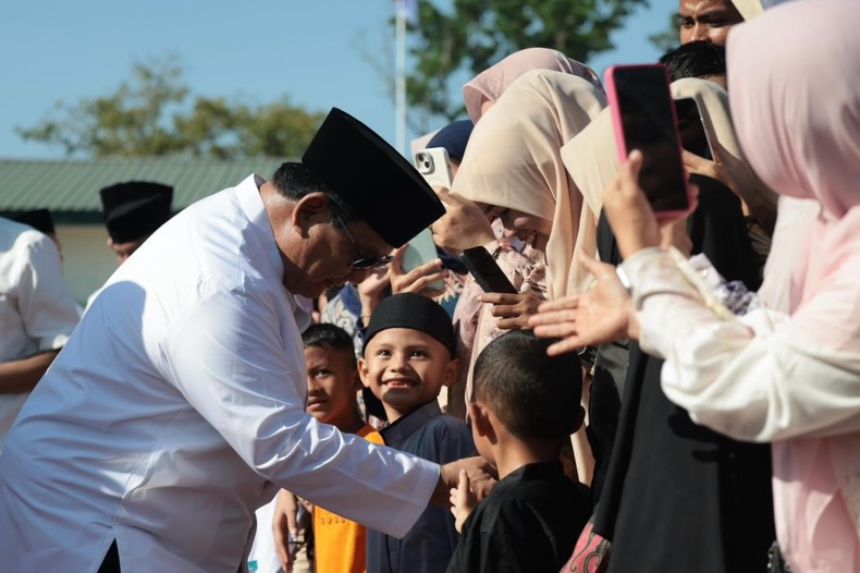 Presiden Prabowo Laksanakan Salat Idulfitri Bersama Masyarakat Di Masjid Darussalam Kawasan Huntara Aceh Tamiang