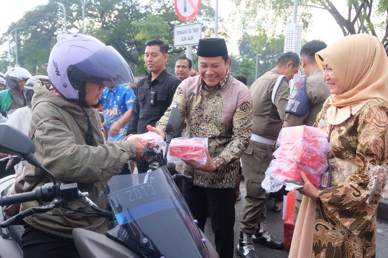 Berbagi Kebahagiaan Di Bulan Suci Ramadhan 75.000 Paket Takjil Dibagikan Forkopimda Dan ASN Sidoarjo