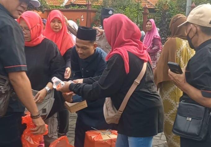 AJS Bersama Polsek Buduran Sidoarjo Bagikan Ratusan Takjil Di Depan Museum Mpu Tantular Tebar Kebaikan Di Bulan Suci Ramadhan
