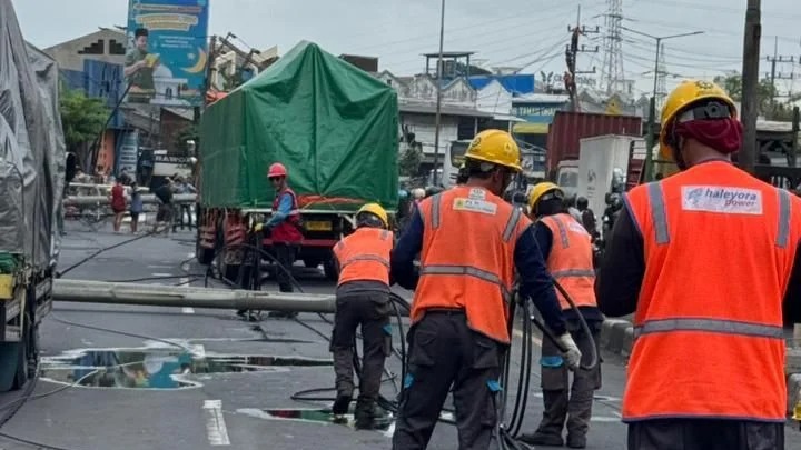 Hujan Lebat Disertai Angin Kencang Robohkan Reklame Dan Tiang Listrik, PLN Gerak Cepat Terjunkan 63 Personal