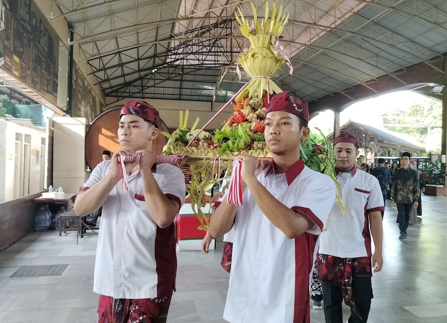 Bupati Blitar H. Rijanto Apresiasi Kirab Ketupat Coklat Kampung Coklat Berlangsung Meriah Dan Religius