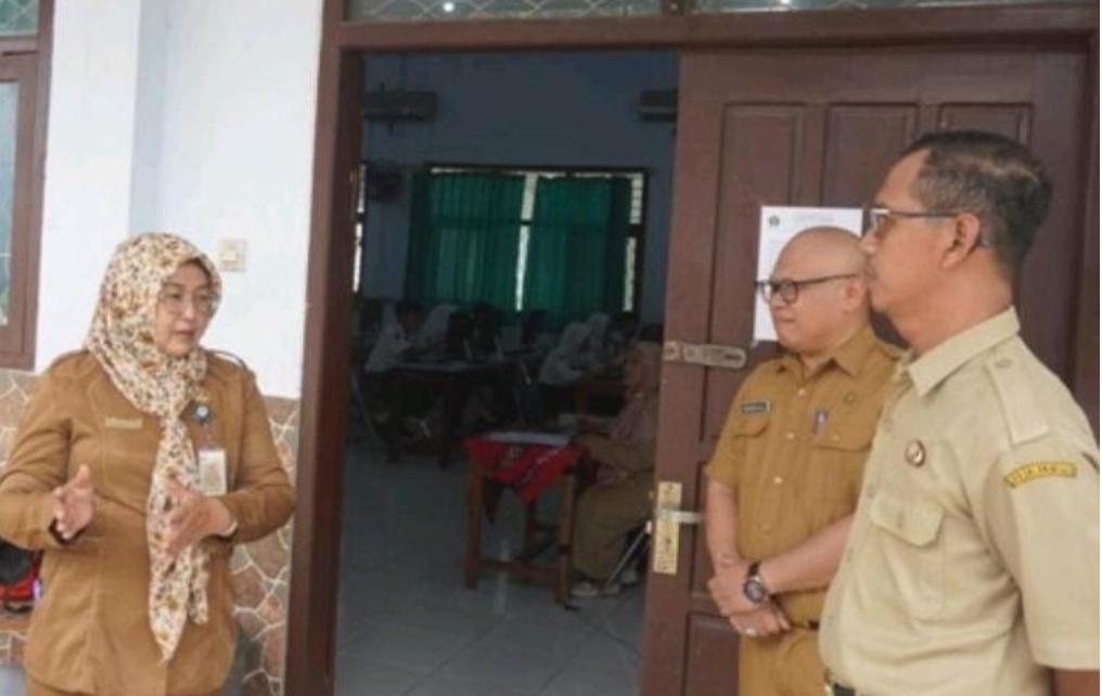 Agus Santosa Kepala Dinas Pendidikan Kabupaten Blitar Tinjau Langsung Kegiatan Monev TKA Di SMP 1 Kesamben