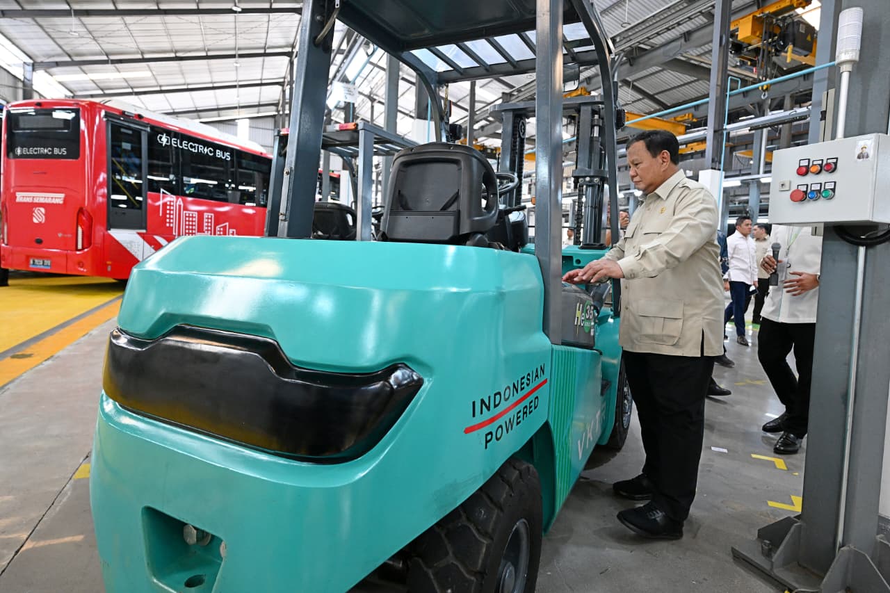 Presiden Resmikan Fasilitas Perakitan Kendaraan Komersial Listrik Dorong Industrialisasi Nasional Berbasis Teknologi Dan Energi Bersih