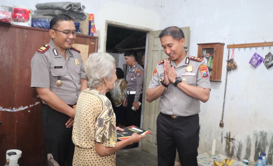 Polres Blitar Kota Dan Warga Bersinergi Evakuasi Pohon Tumbang Dampak Cuaca Ekstrem