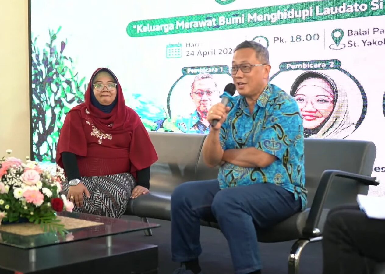 Romo Dr. Ferry Sutrisna Dan Dr. Arie Srihardyastutie Ajak Keluarga Surabaya Hidupi Pertobatan Ekologi Dalam Talkshow Laudato Si’