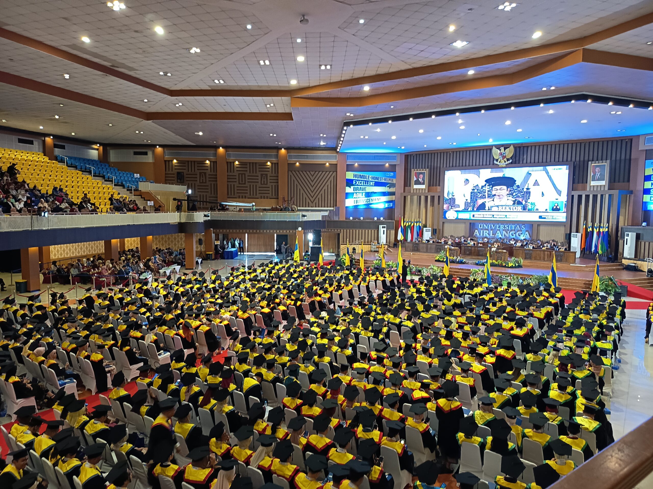 Rektor UNAIR Serukan Sinergi Alumni Untuk Ukir Kiprah Global Pada Wisuda Periode 261 Ksatria Airlangga