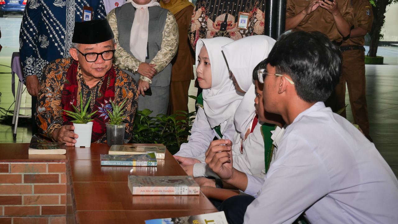 Mendikdasmen Abdul Mu’ti Tinjau Langsung Pelaksanaan TKA Di SMP Negeri 1 Surabaya
