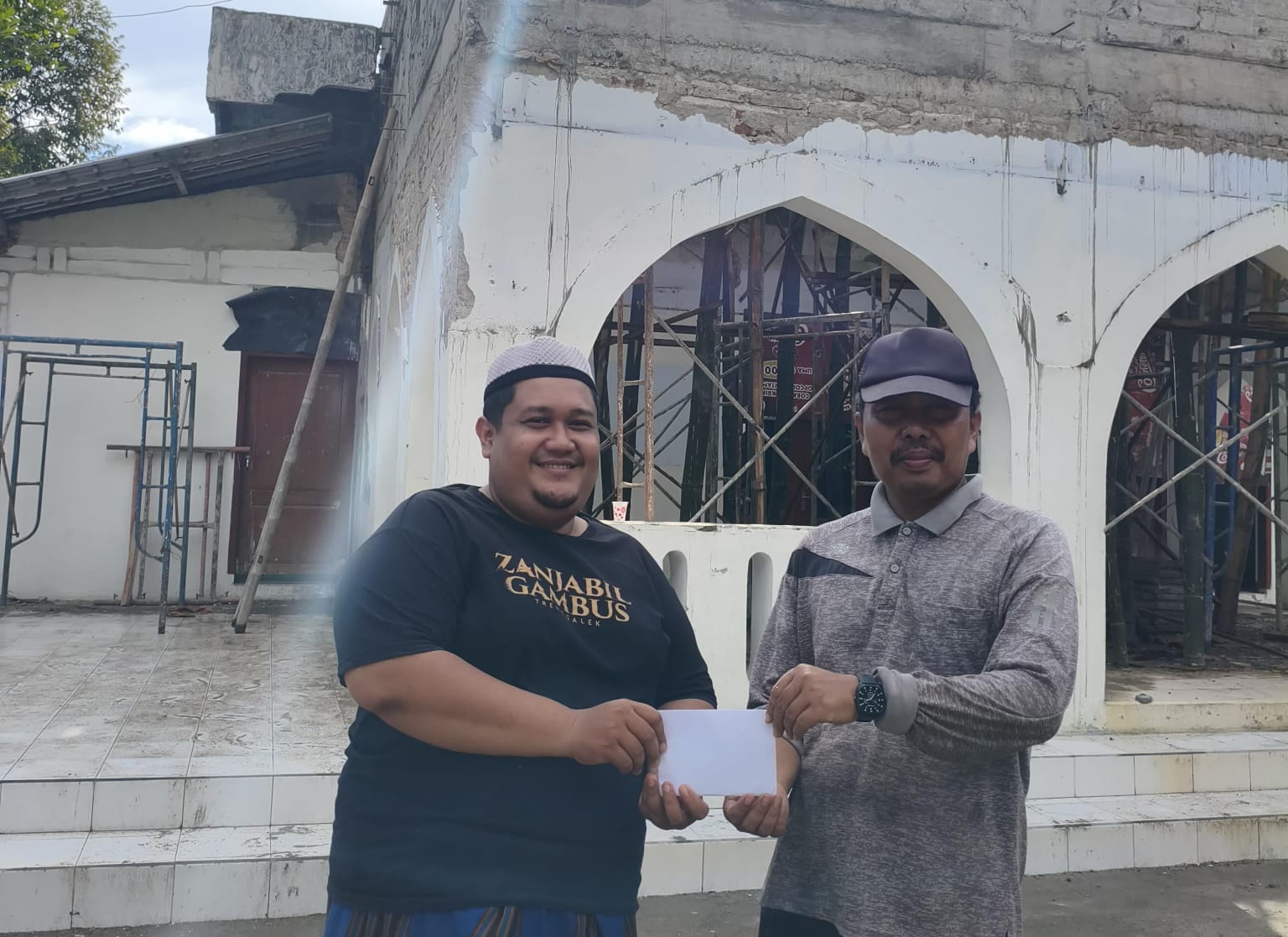 Amanah Dari Pusat, Bolone Mase Trenggalek Bantu Renovasi Serambi Masjid Bersejarah